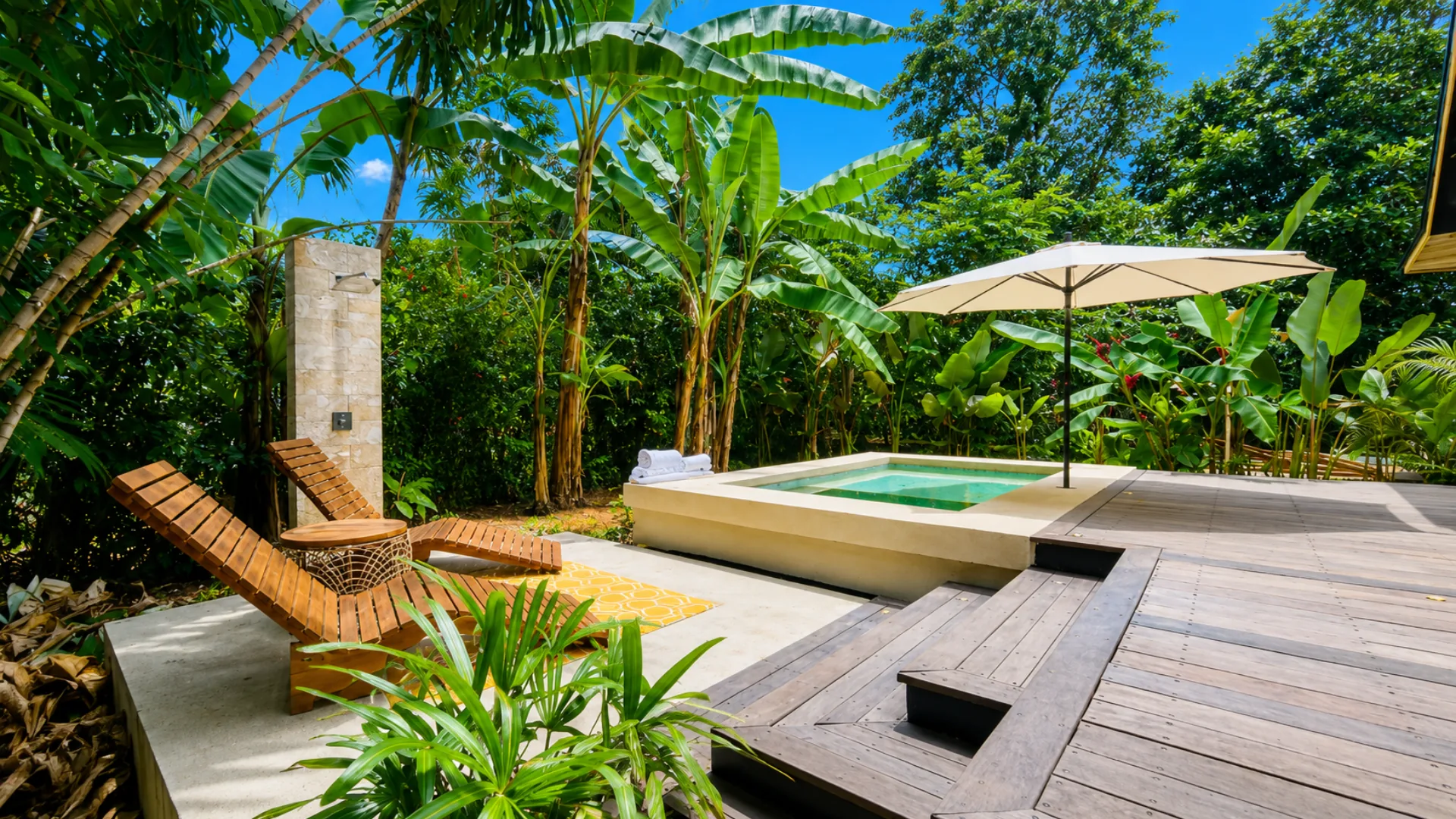 Bungalow deck, outdoor shower and private pool
