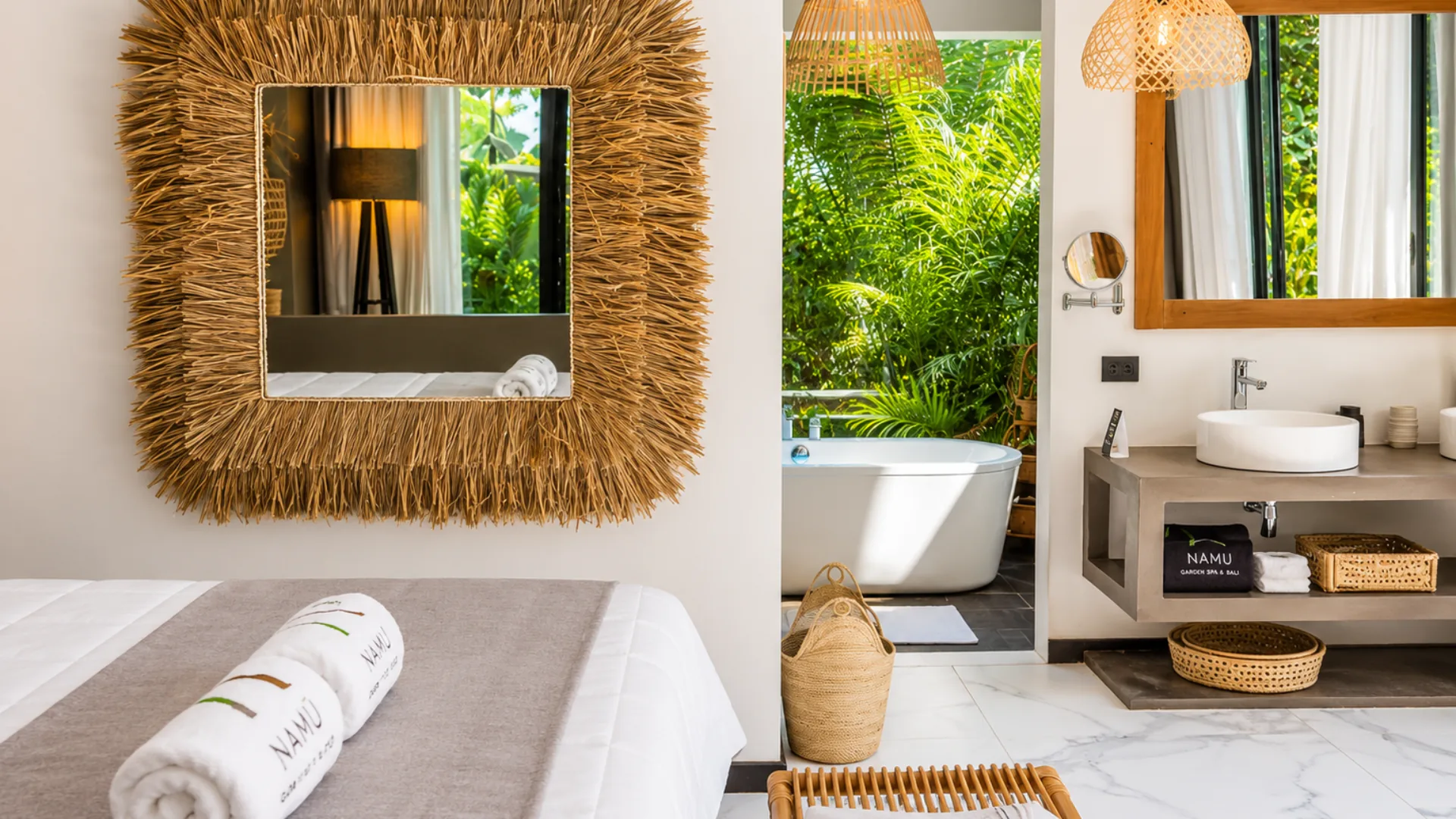 Luxury Suite bathroom with bathtub and natural-fibre details