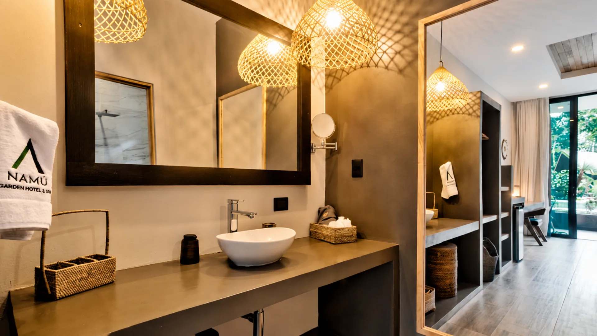 Superior Master Room bathroom with woven pendant lighting
